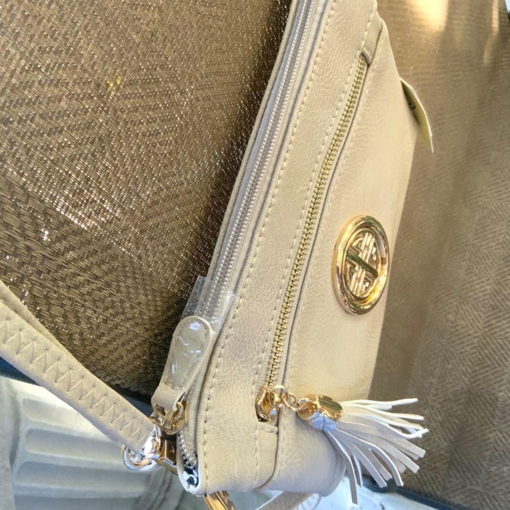 Cream CROSSBODY w/MEDALLION / MESSENGER BAG⭐️ LIGHT WEIGHT- NEW CONDITION w/Tag - Picture 7 of 12